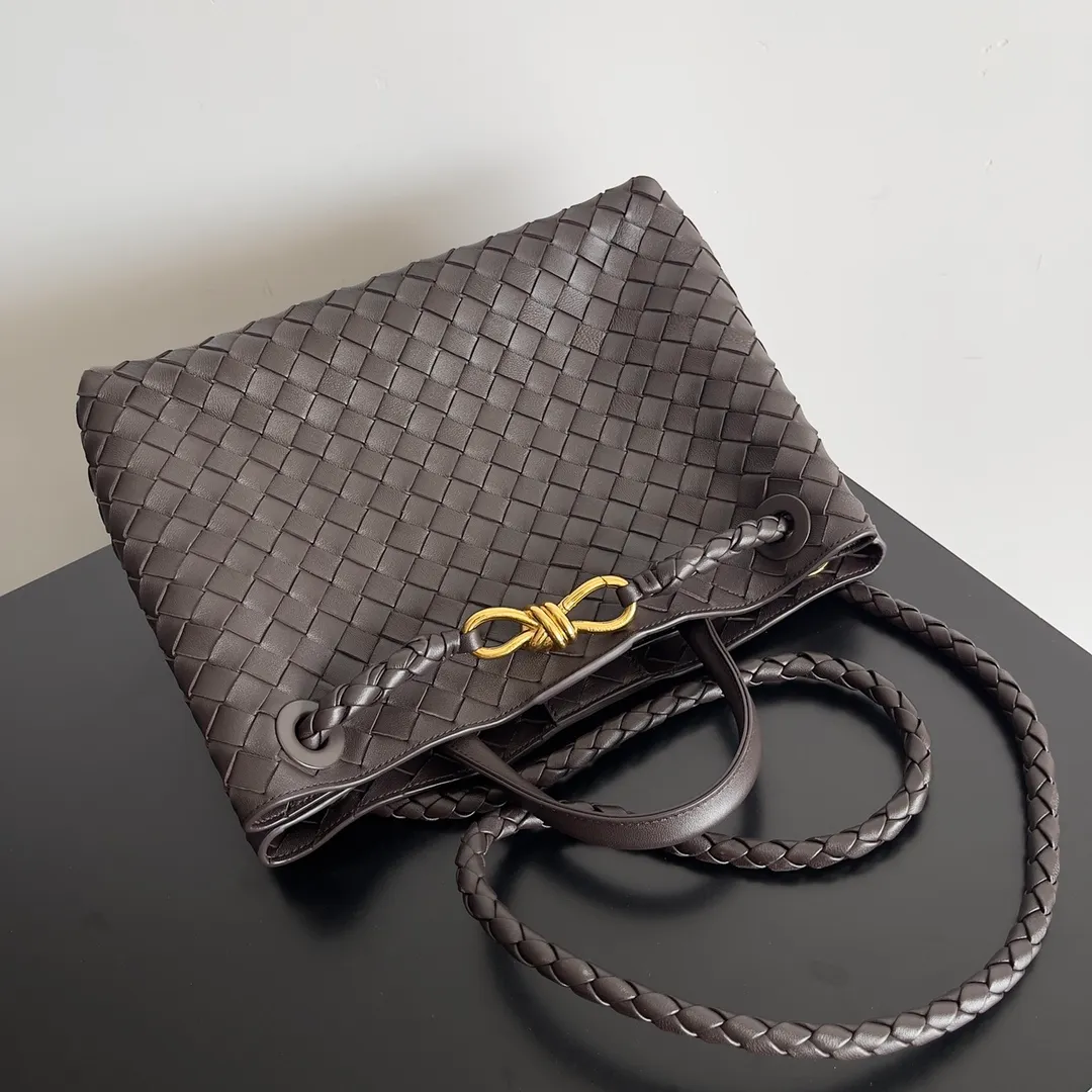 The 2023 new Andiamo batch of 2260 BV has been shipped‼ ️Really popular🔥The new Andiamo woven handbag launched by Bottega Veneta this season is really popular all over the world! ! Celebrities at home and abroad have worn it, and Oscar-winning actress Michelle Yeoh has taken it out on the street. Song Jia, Trai Yara, Yu Feihong, Sanji Ayaka, Rosie Hunting-Whiteley, Yoshioka Riho, etc. have all picked up this bag. It is classic and versatile, showing off its temperament, and the bag capacity is also large, which is very convenient for daily commuting! ! A variety of carrying methods, the shoulder straps can be adjusted by yourself, the original lambskin feels soft and delicate, and the unisex style breaks the gender boundaries and brings a more practical and long-lasting use experience. Andiamo, which has both elegant and casual styles, perfectly interprets the true appearance of "fashionable old money style". Style number: 743572 Size: 32*24*12